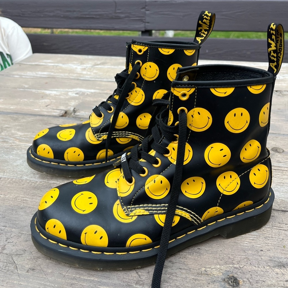 Smiley Dr Marten Limited Edition - Picture 15 of 15